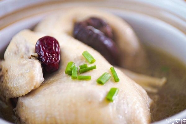 老母鸡炖汤的营养价值(老母鸡炖汤的营养价值)