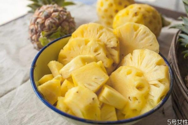 分辨菠萝是否成熟的方法(菠萝怎么判断成熟)