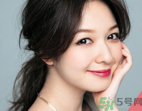 嘴唇干涂什么口红,嘴巴干怎么涂口红