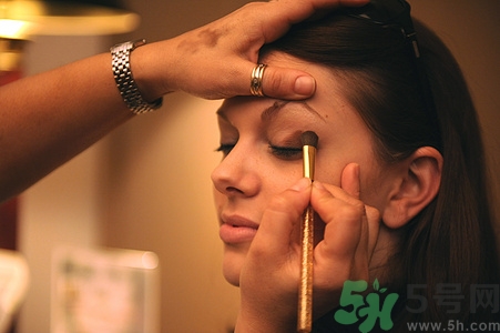 怎样打高光让脸颊饱满显年轻,化妆怎样打高光