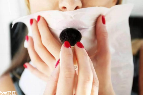 涂口红怎么打底(涂口红怎么打底) 涂口红怎么打底(涂口红怎么打底)