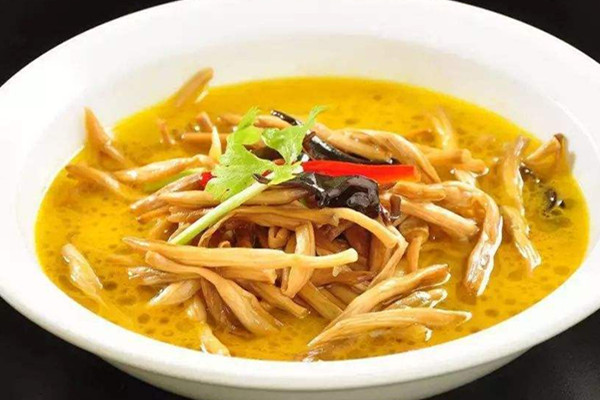 黄花菜鸡汤的功效(黄花菜鸡汤的功效)