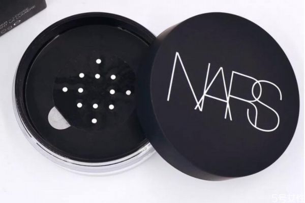 秋天化妆以后要擦蜜粉吗(蜜粉可以补妆吗) 秋天化妆以后要擦蜜粉吗(蜜粉可以补妆吗)