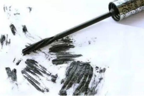 睫毛膏的使用技巧(睫毛膏的使用方法)