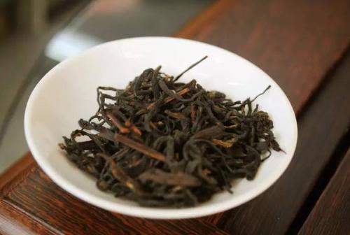 喝六堡茶对皮肤有好处吗(喝六堡茶的好处和坏处)