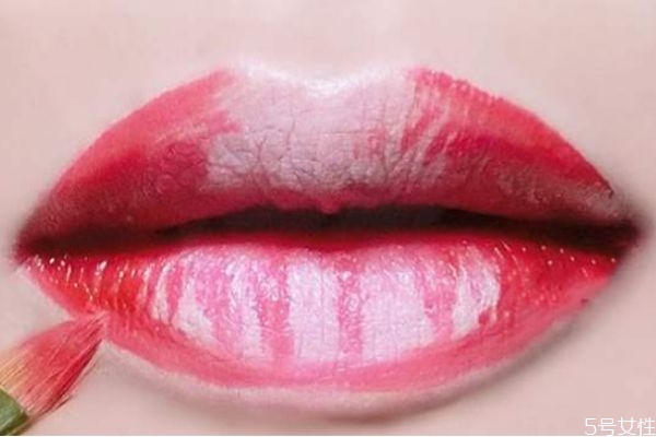 用唇刷涂口红要注意哪些细节(涂口红一定要用唇刷吗)