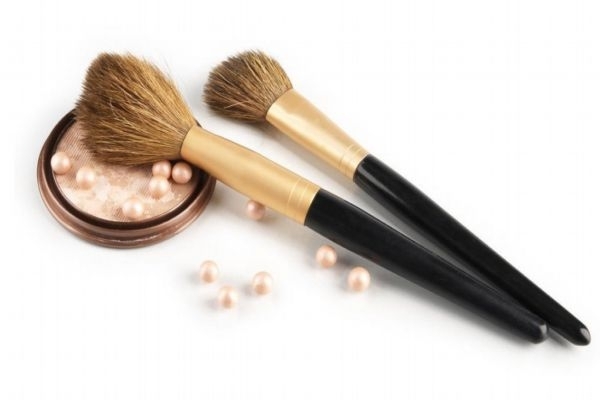 粉底刷可以用吹风机吹干吗(粉底刷能用吹风机吹干吗)