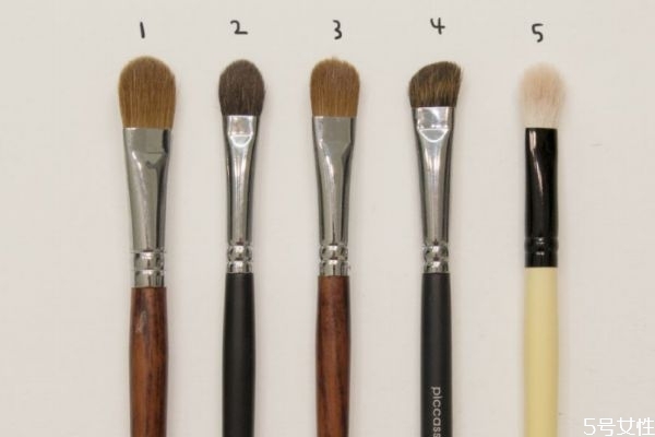 化妆刷第一次用要洗吗(化妆刷第一次用要洗吗)