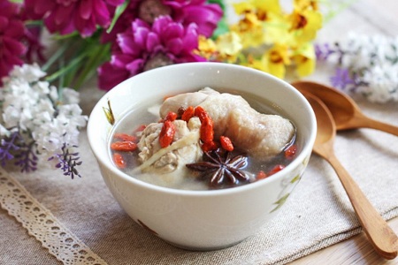 枸杞百合黄芪鸡汤(百合枸杞鸡汤的功效)