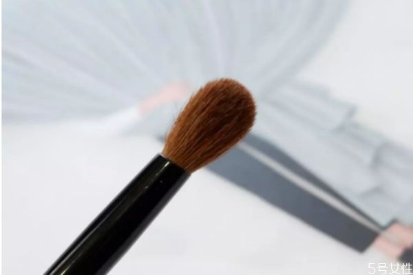 如何清洗化妆刷(如何清洗化妆刷和美妆蛋)