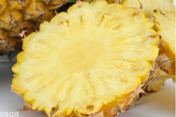 菠萝毛眼是不能吃的(菠萝毛眼吃了会怎么样)