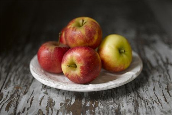 睡前不能吃的水果(睡前不能吃的水果有哪些)