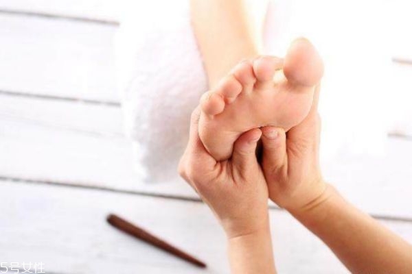 按脚底的作用好处(常按脚底有什么好处)