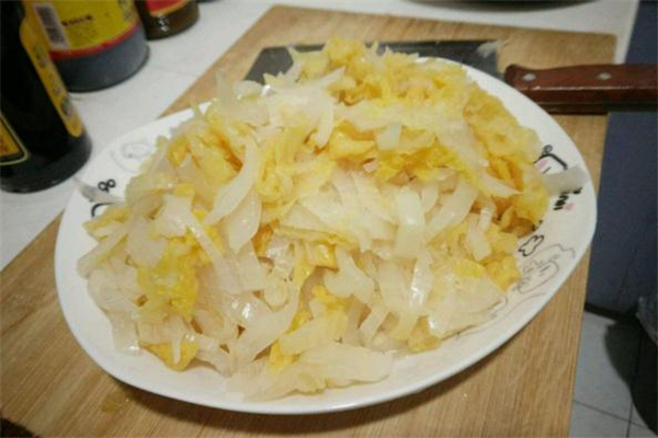 酸菜是怎么腌制的(怎样腌制酸菜?)