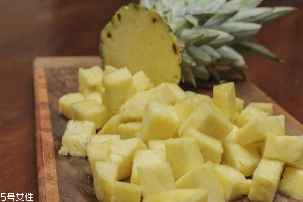 怎么看菠萝甜不甜(怎么看菠萝甜不甜)