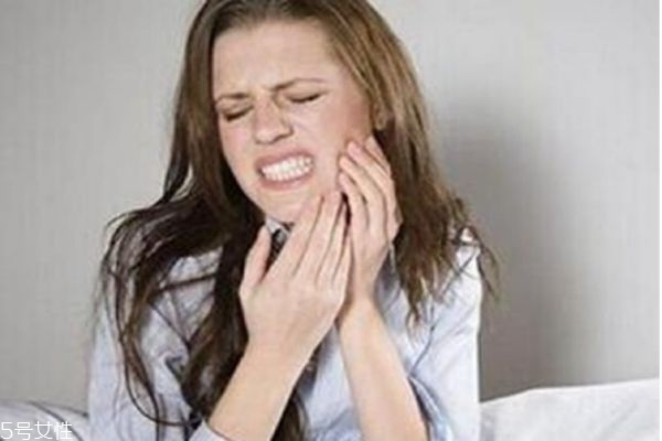 按摩快速治疗牙痛的小方法(按摩治疗牙疼的方法)