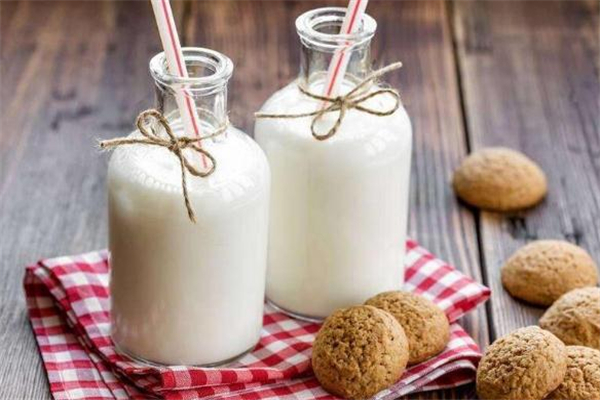 早餐奶就是早上喝的牛奶吗(早餐喝的牛奶是什么奶)