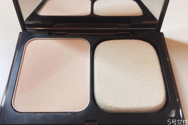 粉饼怎么用才不卡粉(粉饼怎么用才不卡粉)