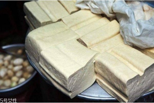 豆腐放冰箱容易酸怎么办(豆腐放冰箱发酸了还能吃吗) 豆腐放冰箱容易酸怎么办(豆腐放冰箱发酸了还能吃吗)