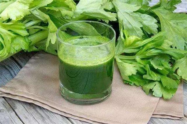 喝芹菜汁要注意什么(喝芹菜汁要注意什么)