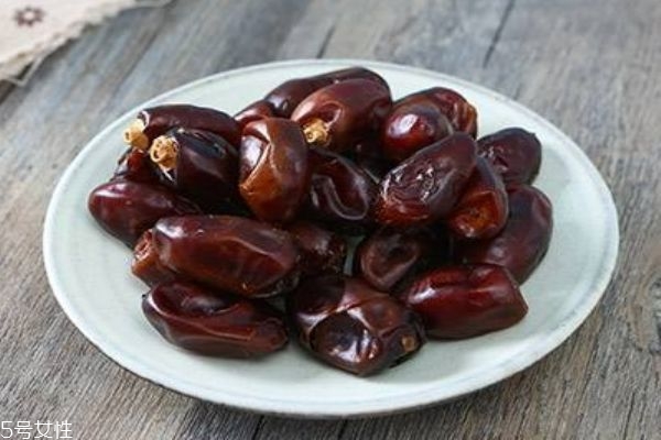 椰枣和红枣的区别(灰枣和红枣有什么区别)