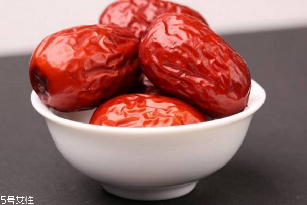 椰枣和红枣哪个营养好(椰枣和红枣哪个营养好)