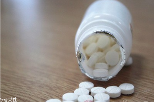 头发白是什么原因(头发白是什么原因引起的)