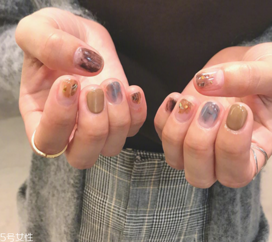 唇膏的使用须知(唇膏的正确使用方法)