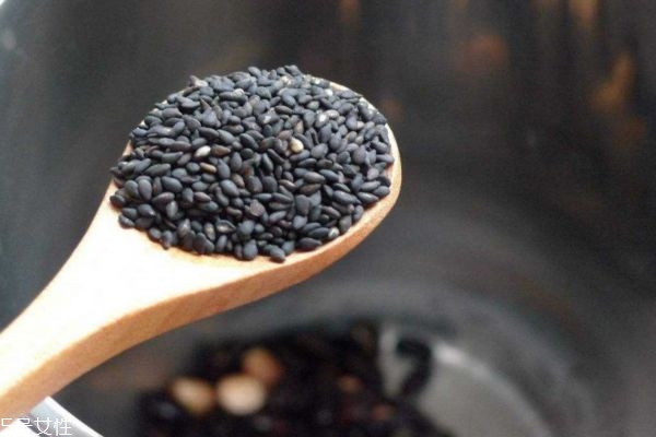 黑芝麻可以和牛奶一起喝吗(黑芝麻可以和牛奶一起喝吗?)