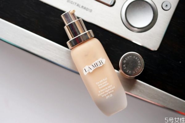 粉底液太干了加点乳还是精华(粉底液太干了加点乳还是精油)