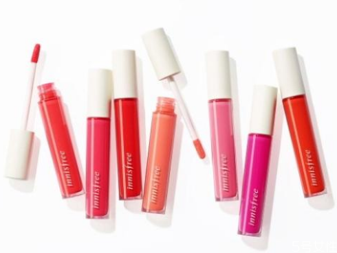 唇蜜可以涂着睡觉吗(唇蜜晚上可以用吗)