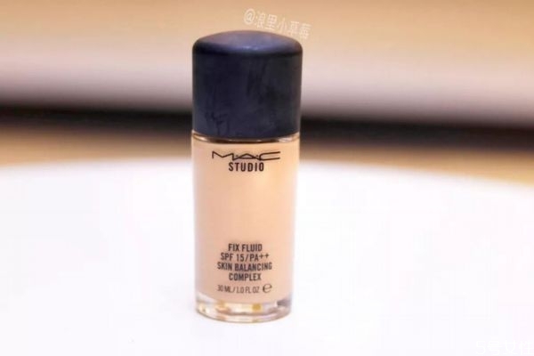 使用粉底液怎么避免不浮粉(粉底液怎么用不会浮粉)