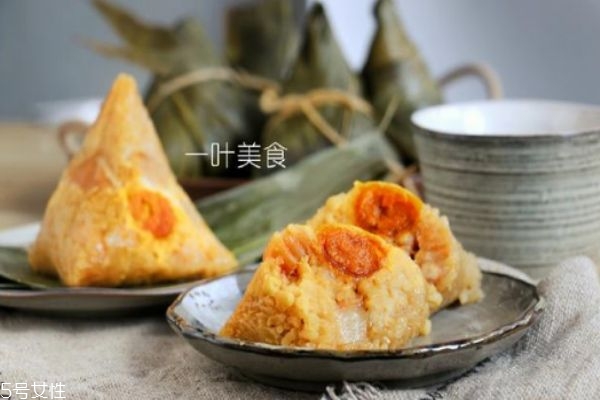 包粽子的米要泡多久(粽子糯米怎么调才好吃)