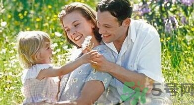 左撇子宝宝是不一样的宝宝吗(孩子左撇子)