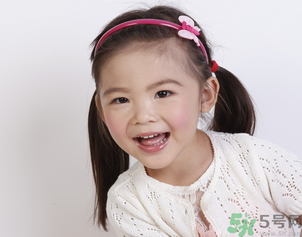 小孩吃柿子的好处(小孩吃柿子的好处和功效)