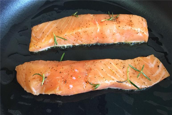 三文鱼用多大火煎(三文鱼煎多久)