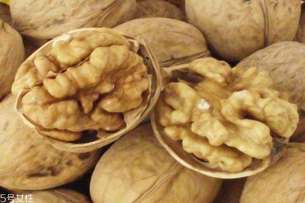 薄皮核桃和厚皮核桃哪个好(核桃皮厚好还是皮薄好)