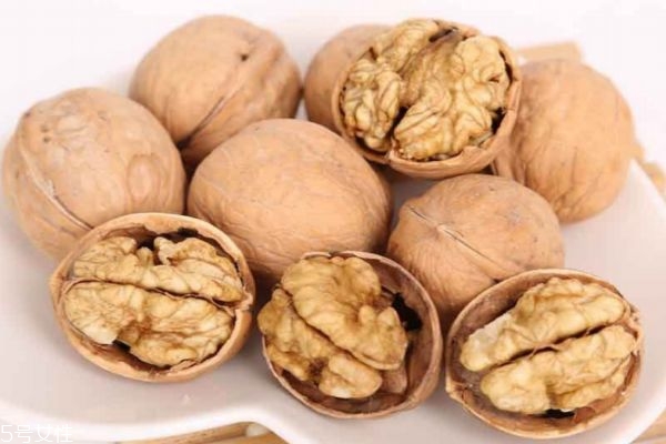 新鲜核桃的营养价值(新鲜核桃的营养价值及功效和作用)