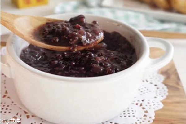 爱美的女人多吃点黑色食品(女人多吃黑色食物好吗)