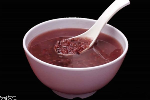 黑米粥的营养功效(黑米粥的营养功效)