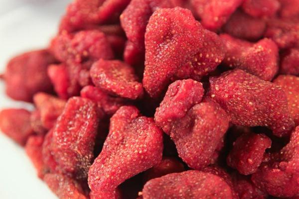 草莓干能放冰箱里冷冻吗(冻干草莓可以放冰箱吗) 草莓干能放冰箱里冷冻吗(冻干草莓可以放冰箱吗)