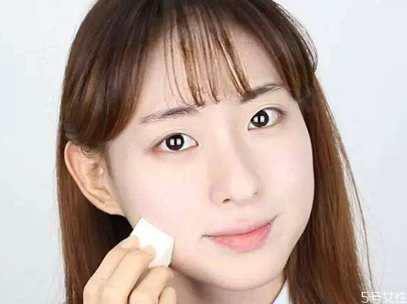 使用粉底液要注意什么(粉底液一定要用么)