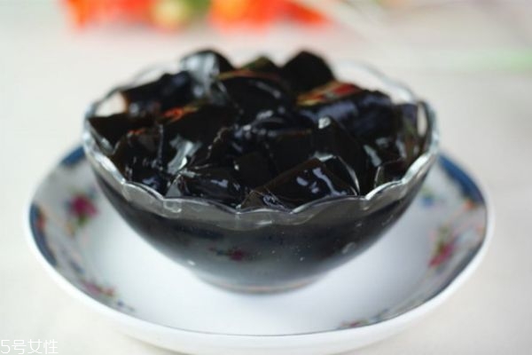 烧仙草热量高吗(烧仙草热量高吗会发胖吗)