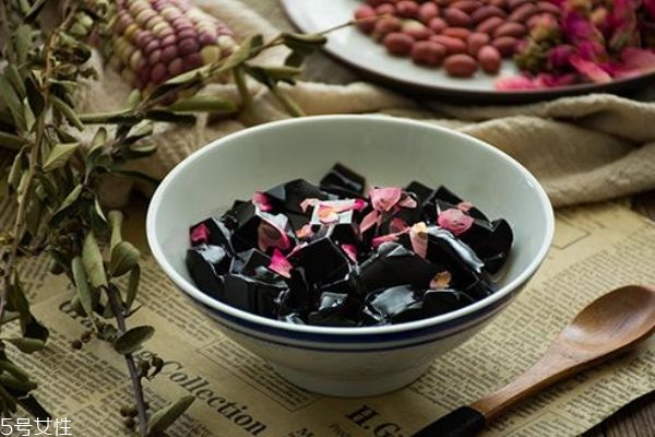 烧仙草的适宜人群和禁忌人群(烧仙草哪些人不宜食用)