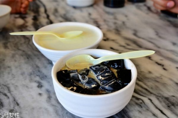 成品龟苓膏太稀不能结成冻的原因(龟苓膏怕冻吗?)