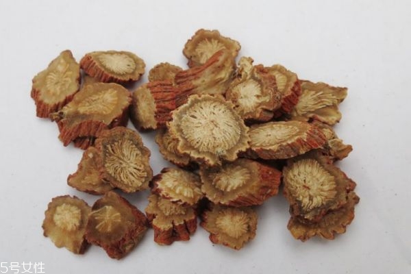 立春前打扫好还是立春后打扫好(立春前扫房还是立春后扫术好)