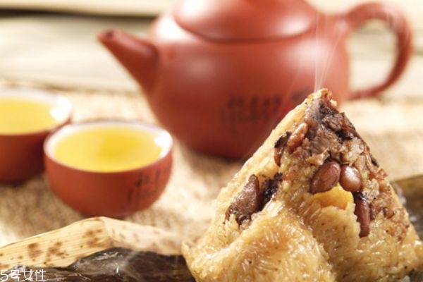 选购粽子时要注意(粽子用什么)