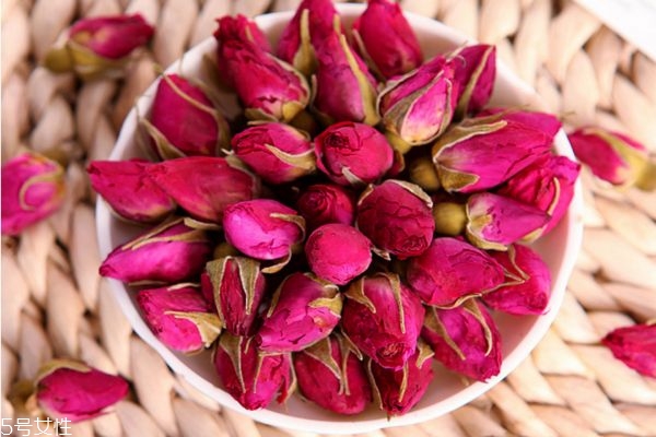 经常用玫瑰花泡水喝会这样(经常用玫瑰花泡水喝好吗)