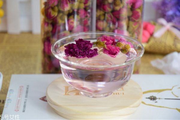 玫瑰花茶功效(玫瑰花茶的功效)