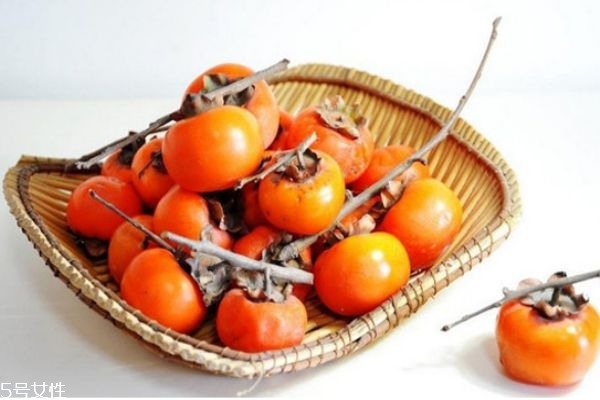 羊汤和柿子一起吃会怎么样(羊汤能和柿子一起吃吗)